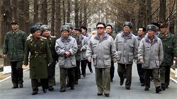 El líder norcoreano Kim Jong-Il pasea junto a varios jefes militares y jerarcas del Partido Comunista por las instalaciones de una academia militar.