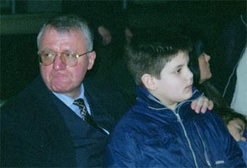 Vojislav Seselj, junto a su hijo Alexander, ayer en el aeropuerto de Belgrado, poco antes de tomar un vuelo a La Haya.