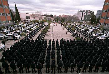 Los 500 nuevos agentes que prestarán servicio desde hoy en Madrid, formados en un patio del complejo policial de Canillas.