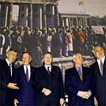 El ex canciller alemán Helmut Kohl, el ex presidente de la URSS Mijaíl Gorbachov y el ex presidente de EEUU George Bush con el presidente del Parlamento berlinés y el alcalde de la capital alemana