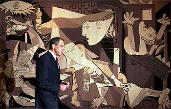 El embajador ruso ante Naciones Unidas, Sergei Lavrov, pasa junto a una reproducción del   Guernica   de Picasso.