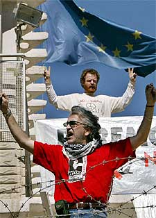 Pacifistas  españoles protestan en la Embajda española en Bagdad.