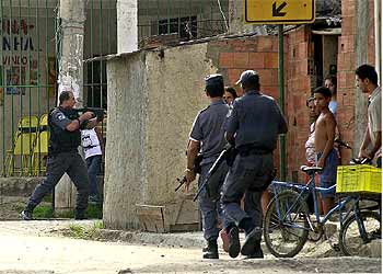 Miembros de la Policía Militar, el pasado lunes, durante una operación en un barrio de Río de Janeiro.
