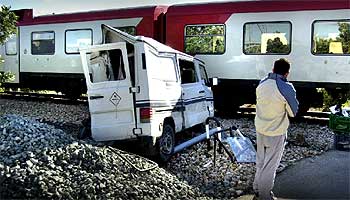 Un cercanías arrolla una furgoneta que ignoró un paso a nivel en Riba-roja