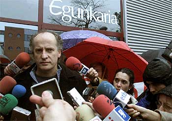 El director de  Egunkaria,  Martxelo Otamendi, ayer, en la puerta del periódico clausurado por el juez.
