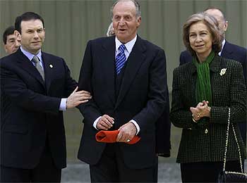 Los Reyes, con el  lehendakari,  Juan José Ibarretxe, ayer, en la localidad vizcaína de Zierbena.