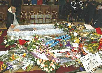 El féretro del actor italiano Alberto Sordi, en el Ayuntamiento de Roma.