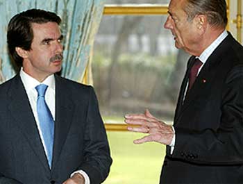 José María Aznar conversa con el presidente de Francia, Jacques Chirac, ayer en El Elíseo.