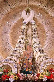 Natalia Díaz Mesa, coronada como Reina del Carnaval de Tenerife, con un traje diseñado por Santi Castro que pesa más de 200 kilos y lleva por título  La Fantasía Láquesis .