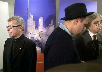 Los arquitectos Daniel Libeskind (izquierda) y Rafael Viñoly (a la derecha, atendiendo a la prensa) y al fondo la maqueta del proyecto del primero para la  zona cero,  el pasado día 4 en Nueva York.