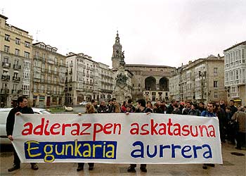 Manifestación de periodistas ayer en el centro de Vitoria en protesta por el cierre de  Egunkaria. 