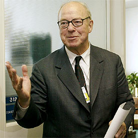 El jefe de los inspectores, Hans Blix, llega a su oficina en la ONU.