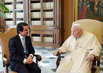 Juan Pablo II conversa con José María Aznar durante el encuentro de ambos en Ciudad del Vaticano.
