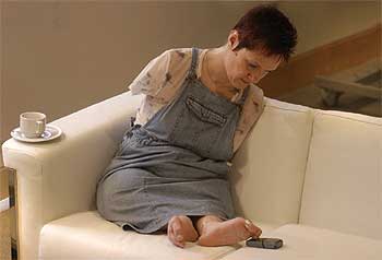 Alison Lapper atiende al teléfono con los pies tras la entrevista en Valencia.