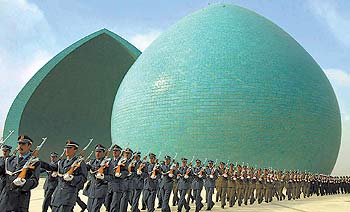 Desfile militar frente al monumento a los Mártires de Bagdad el pasado 16 de febrero.rnrnOctavilla norteamericana que excluye los monumentos de los objetivos militares. Debajo, propaganda de Corea del Norte.