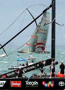 El  Nueva Zelanda,  ayer, con el mástil roto, y al fondo, el  Alinghi. 
