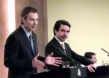 Tony Blair y José María Aznar hablan con los periodistas, ayer en el palacio de la Moncloa.