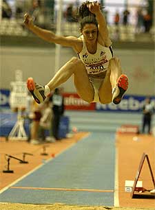 Concha Montaner, en uno de sus saltos ayer en Valencia.