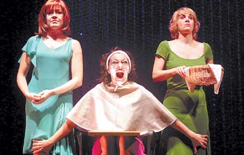 Cati Solivellas, entre María Pujalte (izquierda) y Anabel Alonso, en   Confesiones de mujeres de treinta.  