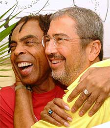 El cantante pop y ministro de Cultura de Brasil, Gilberto Gil, a la izquierda, abraza al alcalde de Salvador de Bahía, Antonio Imbassay, durante el acto de inauguración del Carnaval en la ciudad.