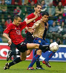 Mateo se anticipa a Saviola.