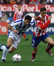 Fernando Sanz y Fernando Torres pujan por el balón.
