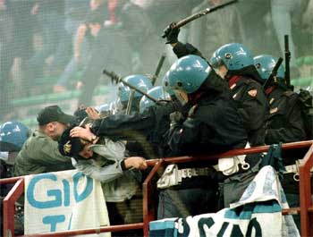 La policía italiana actúa expeditivamente contra los violentos en el partido Milan-Lazio de la Copa italiana.