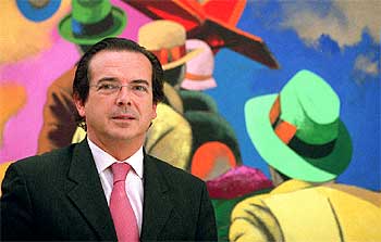 Juan Antonio Gómez Angulo, ante un cuadro de los que se exhiben en la sede del Consejo Superior de Deportes.