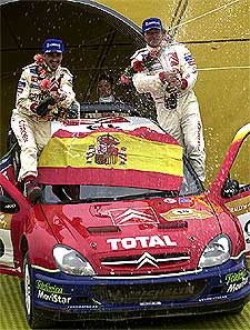 Marc Martí y Carlos Sainz festejan el triunfo.