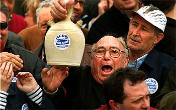 Algunos de los asistentes a la concentración en apoyo al PHN.