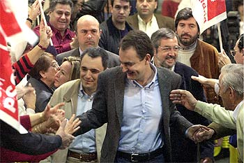 José Luis Rodríguez Zapatero saluda a algunos de los asistentes al mitin que el PSOE celebró ayer en Móstoles.