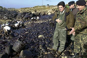 Federico Trillo visita una unidad militar en labores de limpieza de la marea negra el 23 de diciembre.Pocas horas después declararía que las playas estaban 
