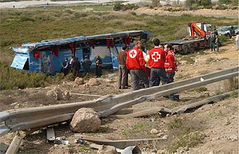 Un muerto y 46 heridos al volcar un autobús en Murcia