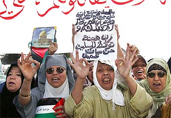 Mujeres marroquíes se manifiestan con banderas palestinas, fotos de Jerusalén y peticiones de defender a Irak.