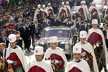 Los presidentes Chirac y Buteflika, ayer, durante su recorrido por las calles de Argel.