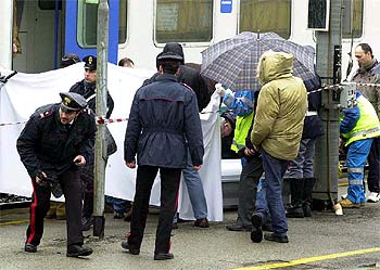Carabineros, ayer en Arezzo, junto al tren donde dos presuntos   brigadas rojas   fueron detenidos tras matar a un agente.
