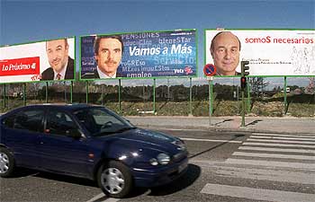 Carteles electorales de los comicios generales de 2000, con los candidatos Almunia, Aznar y Frutos.rnrn.