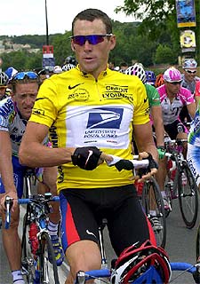 Lance Armstrong, de líder, antes del comienzo de una etapa del Tour de 2000, y Tiger Woods, en el último Masters de Augusta.
