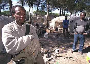 Louis Dione (izquierda), ayer en Moguer, adonde volvió con sus compañeros.