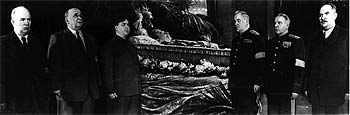 El cadáver de Stalin reposa en un ataúd flanqueado por (de izquierda a derecha) Jruschov, Beria, Malenkov, Bulganin, Vorochilov y Kaganovich.