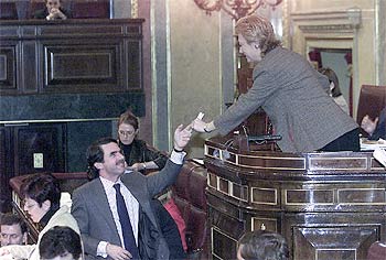 José María Aznar entrega su voto a la presidenta del Congreso, Luisa Fernanda Rudi.