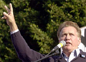 Martin Sheen se manifiesta en Los Ángeles.