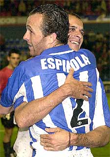 Espínola y Pernía se abrazan tras el partido.