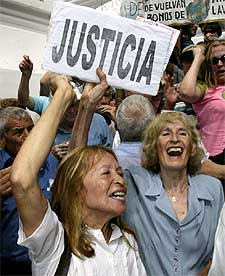Ahorradores argentinos celebran la sentencia del tribunal.
