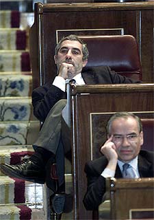 Llamazares, sentado en su escaño, detrás de Alfonso Guerra.