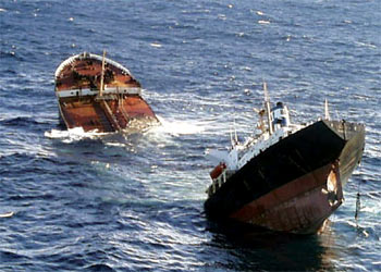 El buque  Prestige,  partido en dos, se hundía el 19 de noviembre a 230 kilómetros de las islas Cíes.