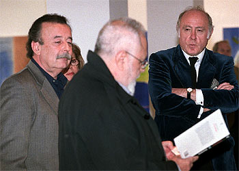 De izquierda a derecha, Juan Cueto, Gonzalo Suárez y Eduardo Arroyo, ayer en la galería Metta.