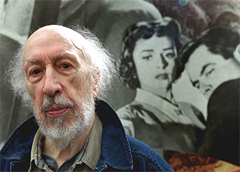 Richard Hamilton, ante uno de sus  collages. 