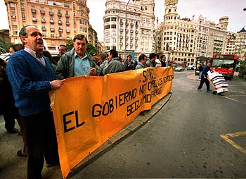 Trabajadores de Sintel ante la sede popular