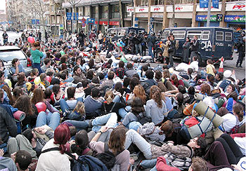 Protesta estudiantil contra la guerra de Irak ante la sede del PP en Barcelona